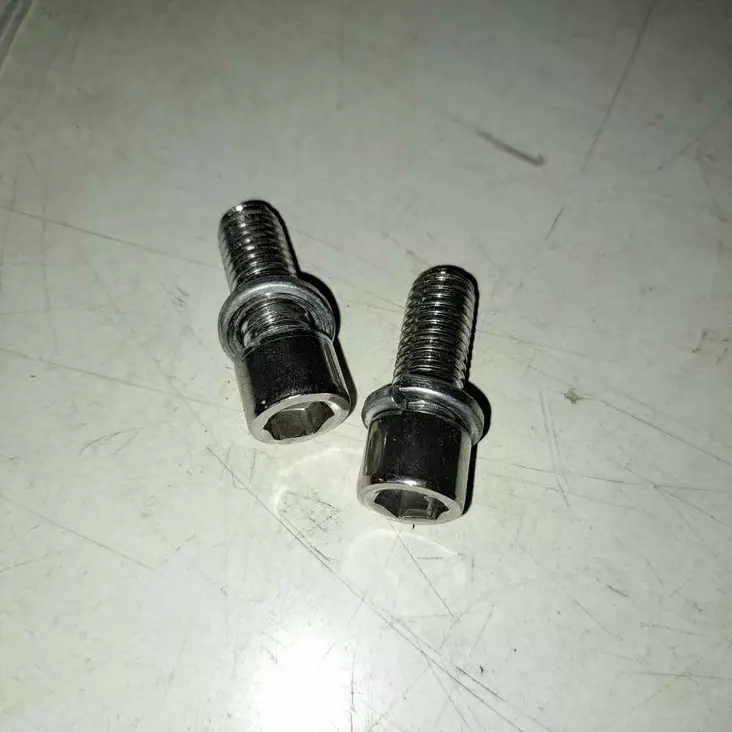 Kruiser: Moottorin kiinnityspultti pari - Kruiser 2.0 - KMOSA1171 - 1