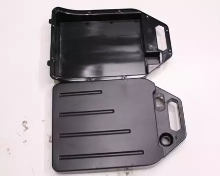 Kruiser Long Range: Istuimen alapuolisen akun kiinnityskotelo - Kruiser Long Range - KMOSA0674 - 1