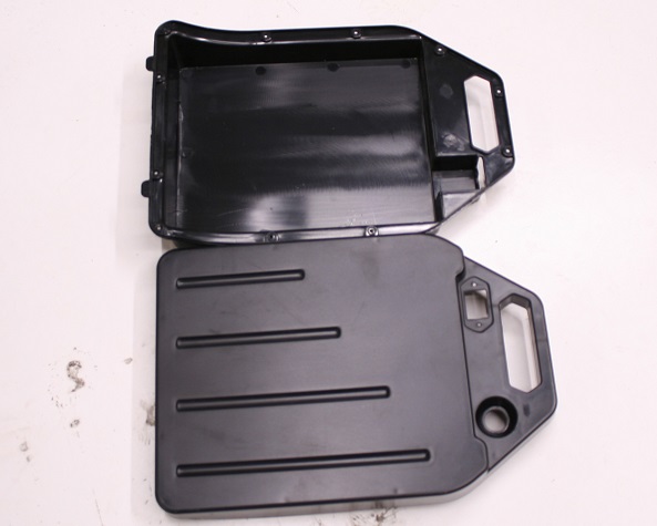 Kruiser Long Range: Istuimen alapuolisen akun kiinnityskotelo - Kruiser Long Range - KMOSA0674 - 1