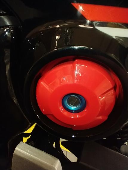 SuperMoto Istuimen lukon ympäröivä muovi vasen - SuperMoto - KMJCOSA068 - 1