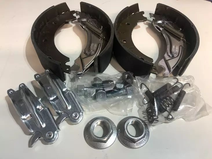 JARRUKENKÄ KNOTT 200X50 ASENNUSSARJA - Peräkärry jarrukengät - 30009L - 1